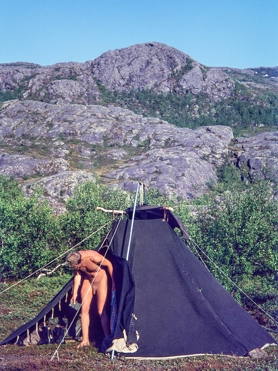 Freikoerperkultur - nackter Mann in freier Natur - Norwegen, nahe der Stadt Narvik